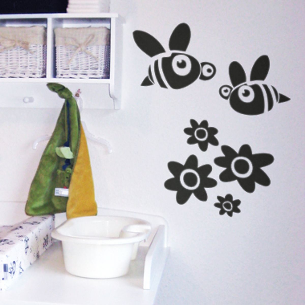 BeeBee wallsticker af Alan Smithee, 36x48 cm