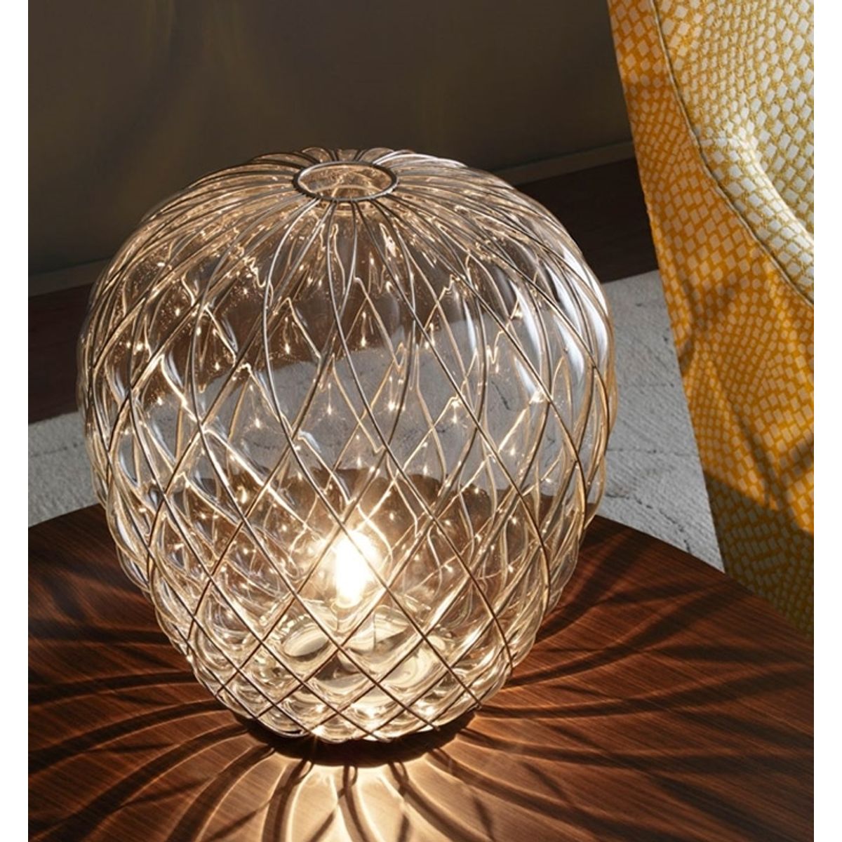 Pinecone Bordlampe, stor Ø50, klar/guld