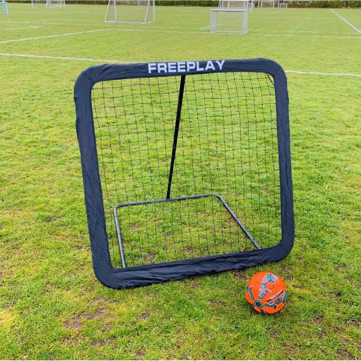 Elite Pro 110 x 110 Fodbold Rebounder by Freeplay med kantbånd