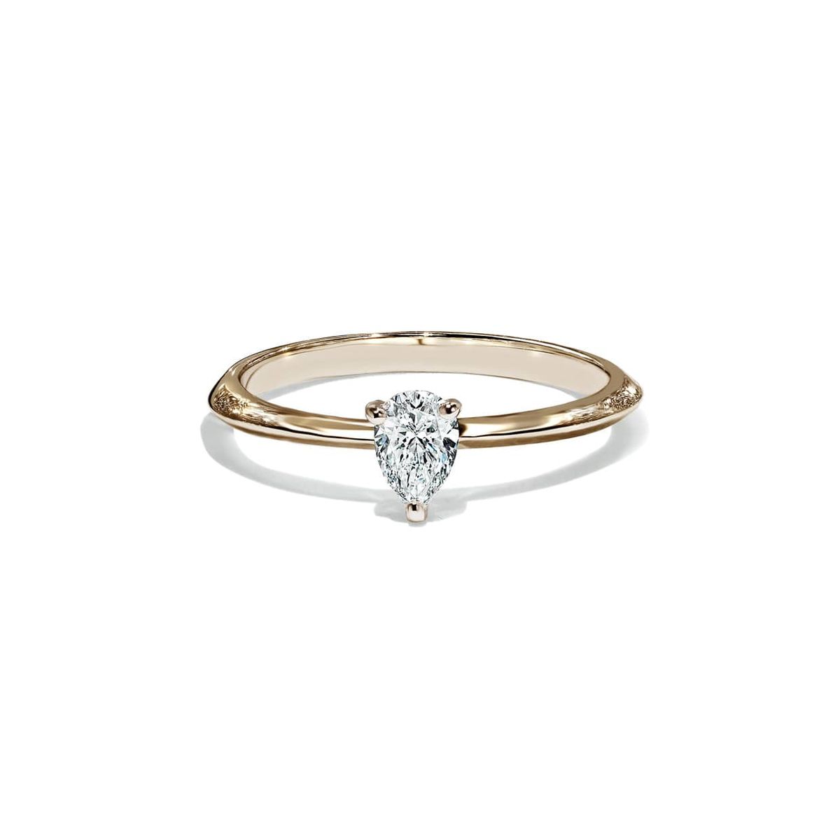 Como solitaire pære cut diamant forlovelsesring i guld