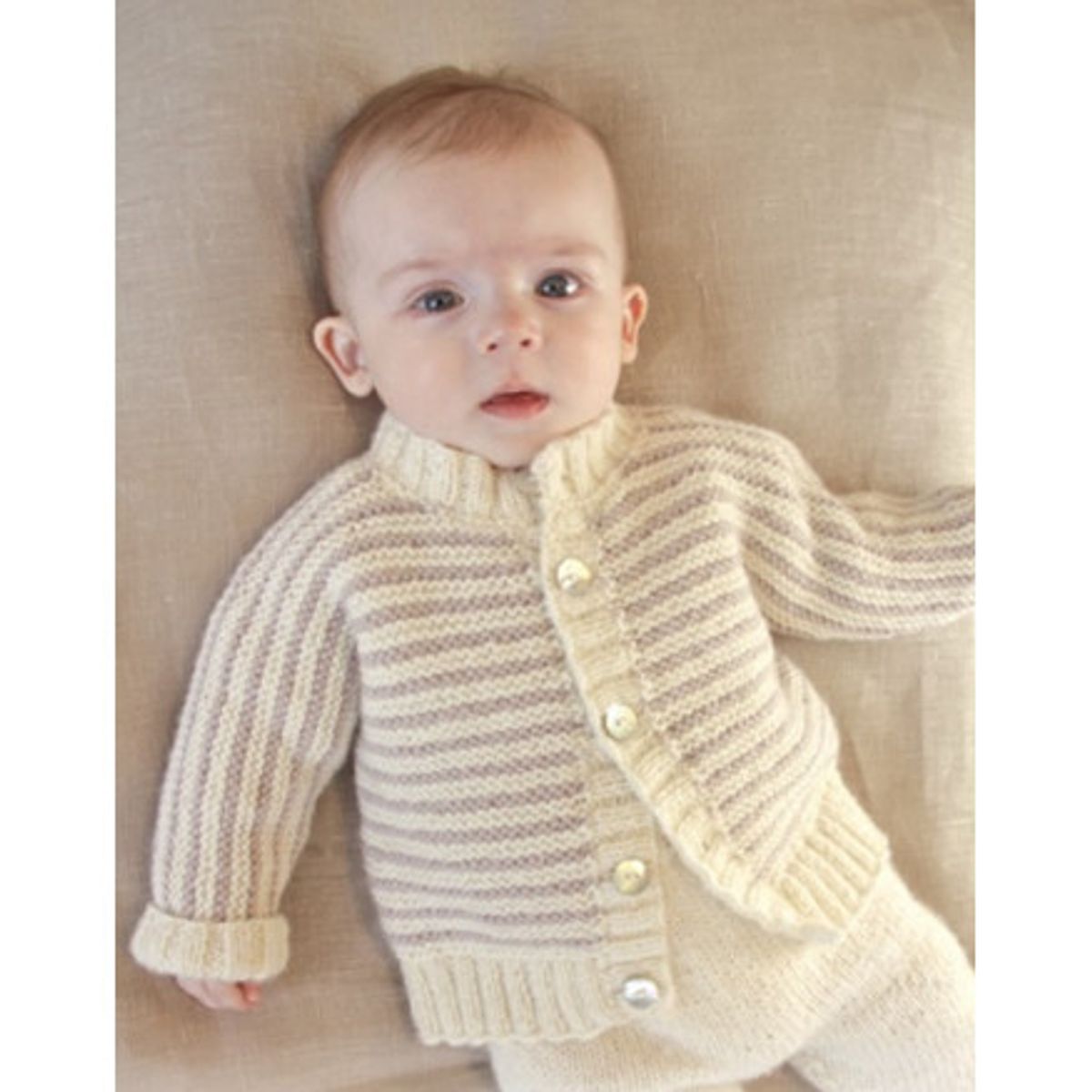 Little Darcy by DROPS Design - Baby Jakke Strikkeopskrift str. 0/1 mdr - 2 år