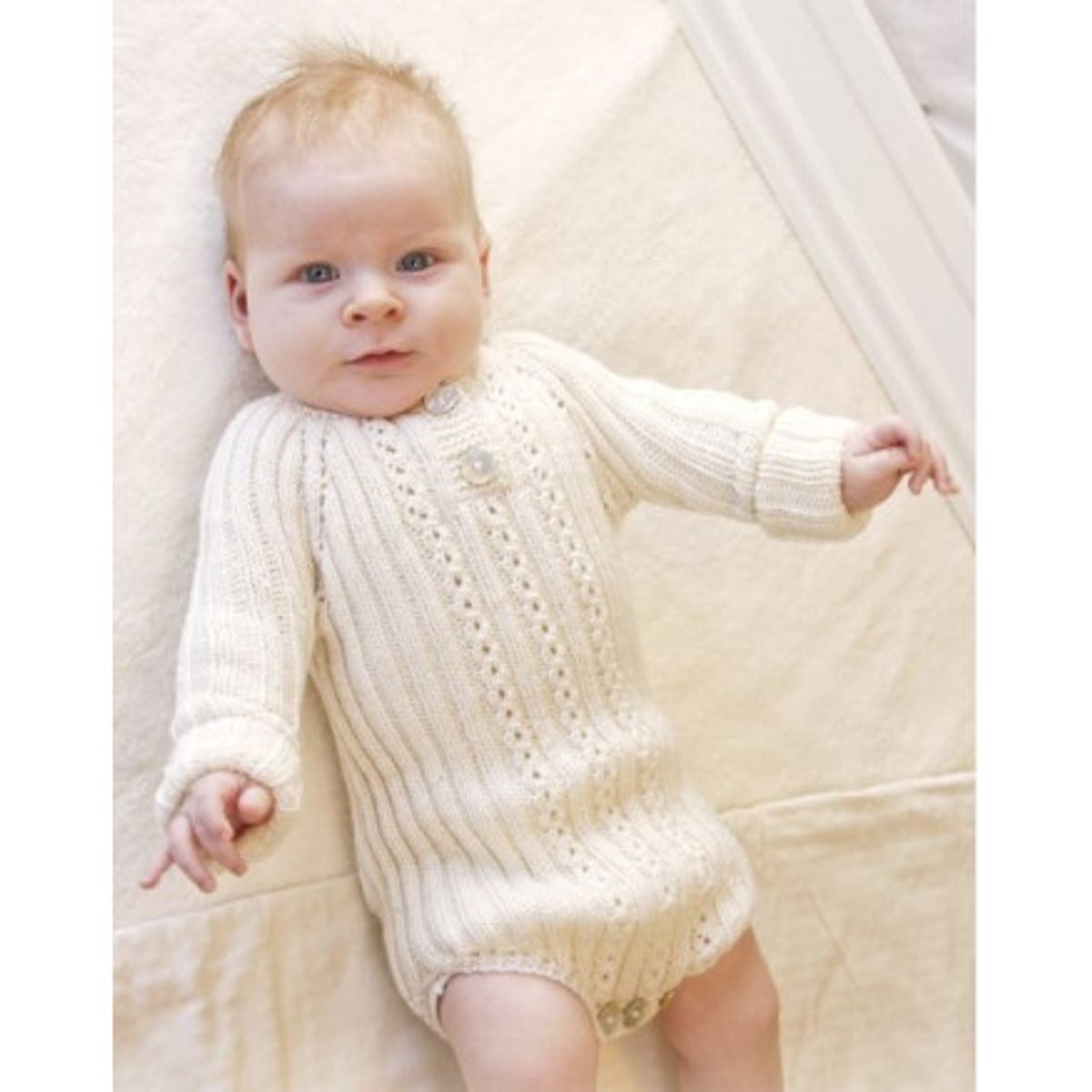 Simply Sweet by DROPS Design - Baby bodystock Strikkeopskrift str. Præ - 6/9 mdr