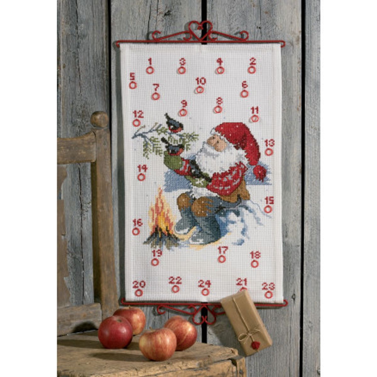 Permin Broderikit Aida Julekalender Nisse ved Bål 35x56cm