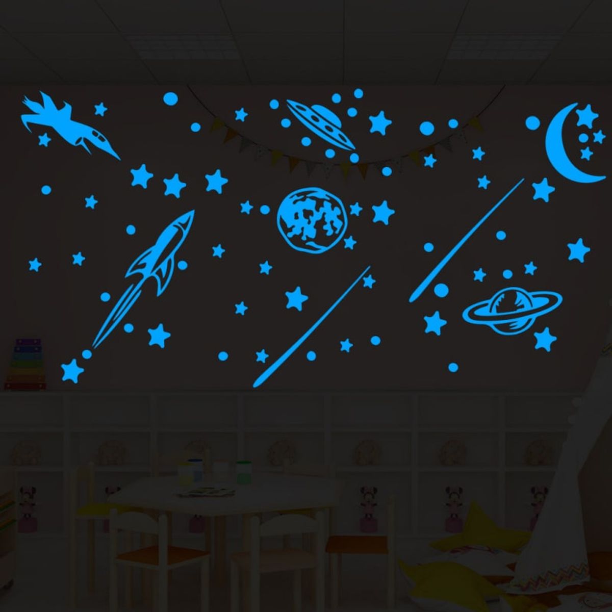 Selvlysende wallsticker med stjernehimmel, rumskib, ufoer, planeter mm. Blå.