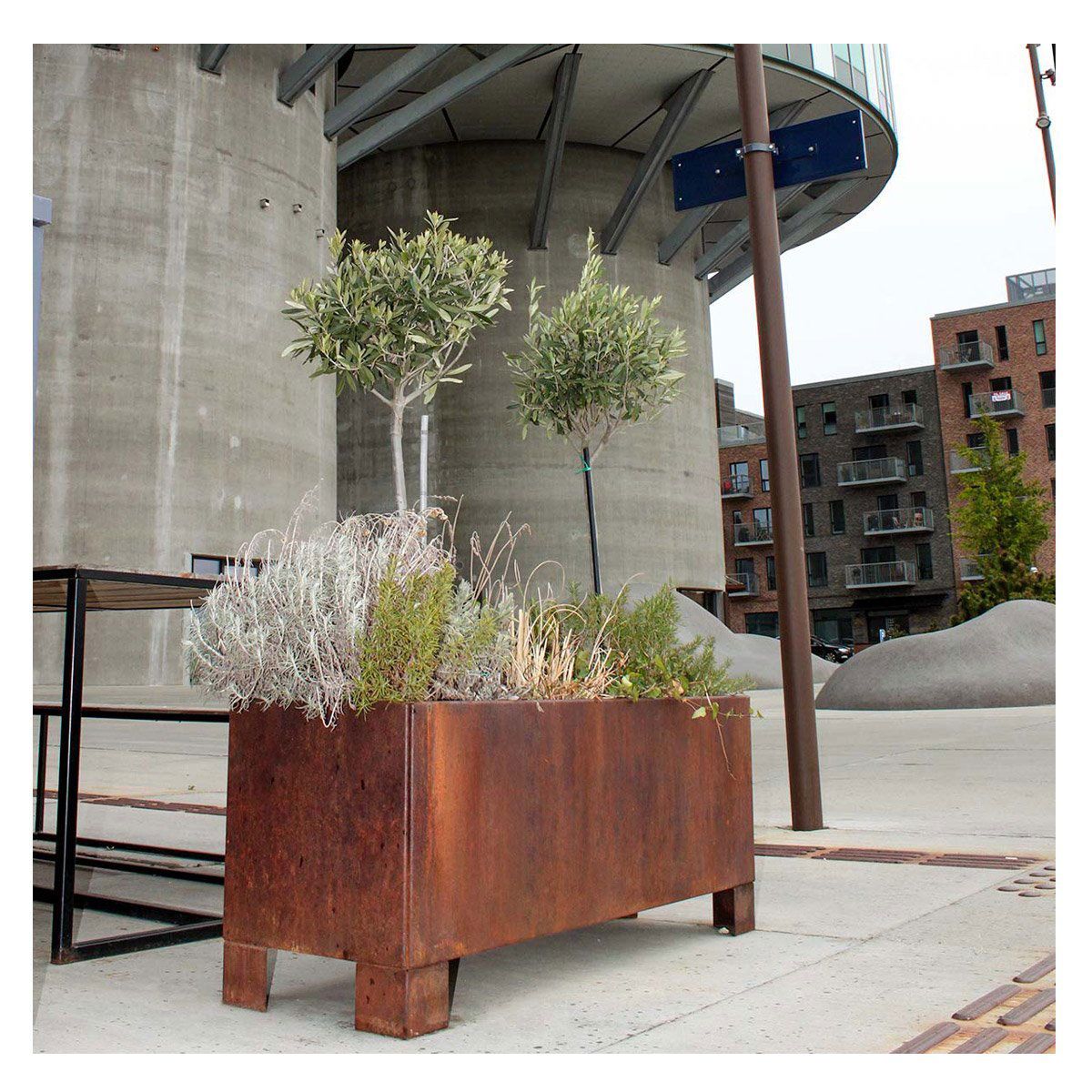 Land Modern Aflang plantekasse i Corten med ben - 40 x 60cm