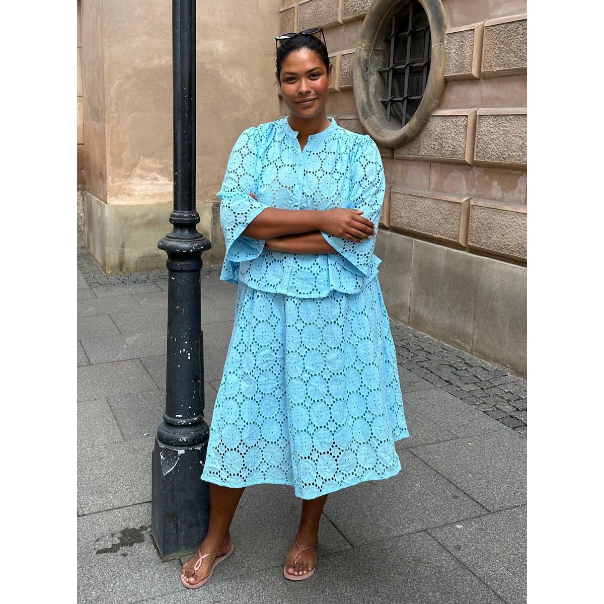 Bella nederdel i pastelblå broderie anglaise - M/42-44