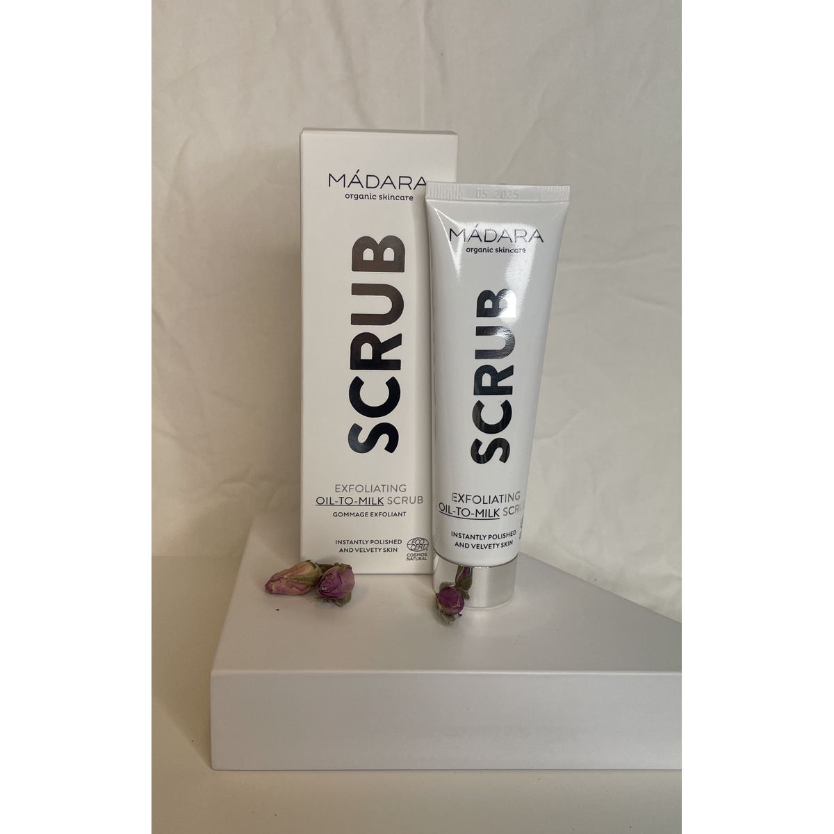 MADARA SCRUB Exfoliating Oil-to-milk scrub