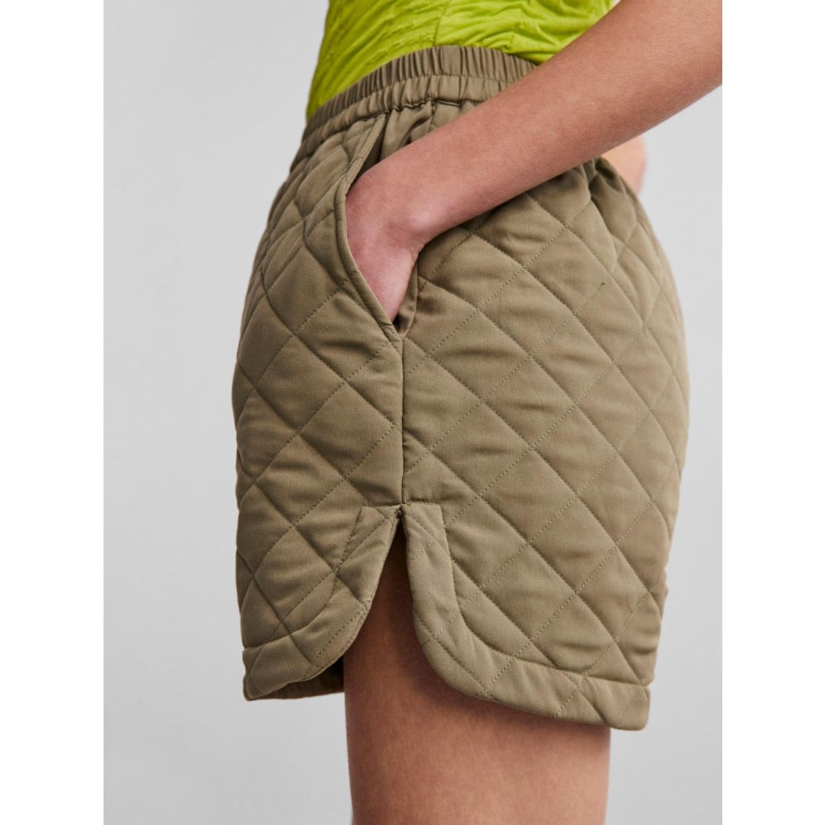 PIECES X DITTE ESTRUP PCADINA HW SHORTS D2D - Deep Lichen Green