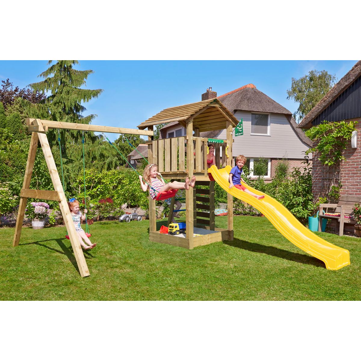 Legetårn Jungle Gym Cottage 2.1 m/2-Swing Modul 220 og gul rutschebane