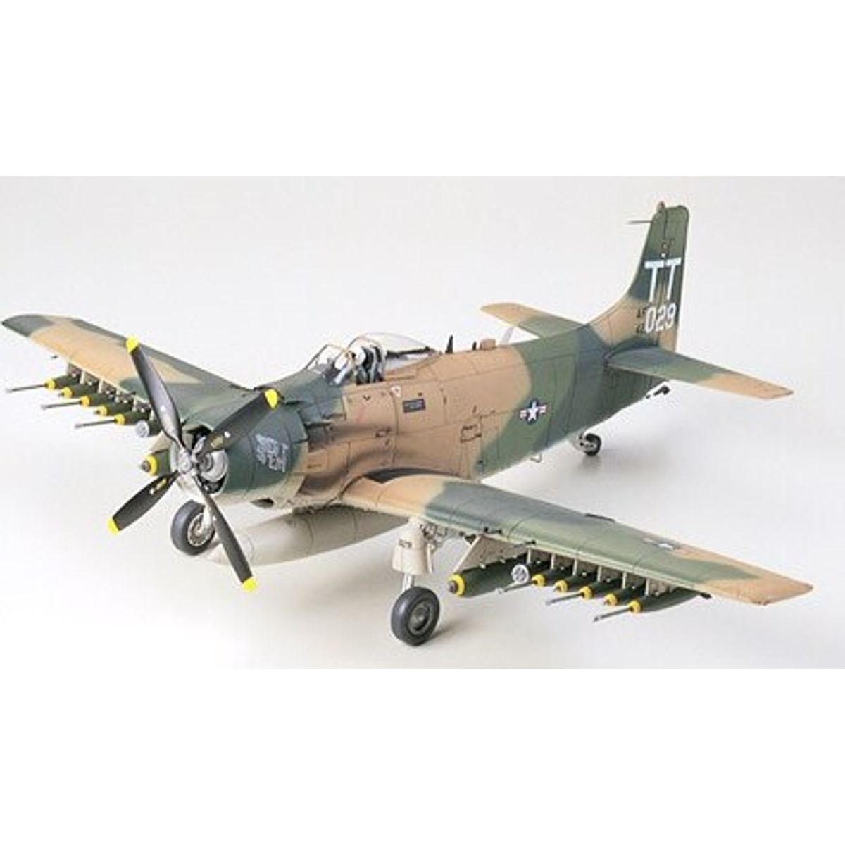 Tamiya - Douglas A-1j Skyraider Modelfly Byggesæt - 1:48 - 61073