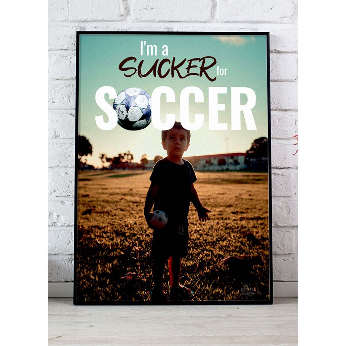 I'm a sucker for soccer - fodbolddreng-plakat - Download PDF og print selv i mange formater kr. 299