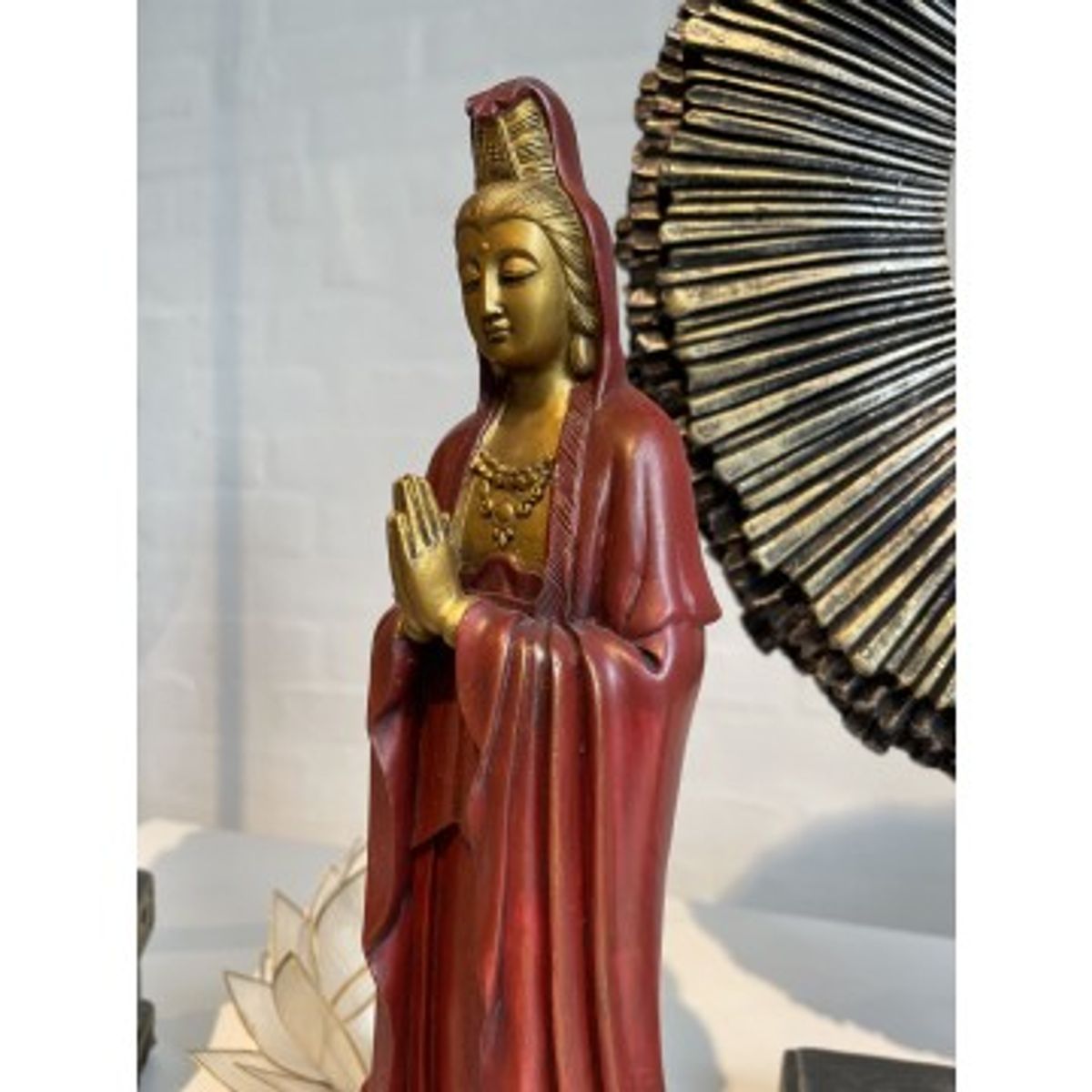 Kuan-Yin namasta - guld/rød - Buddha Kuan-Yin figurer - GodKarmaShop