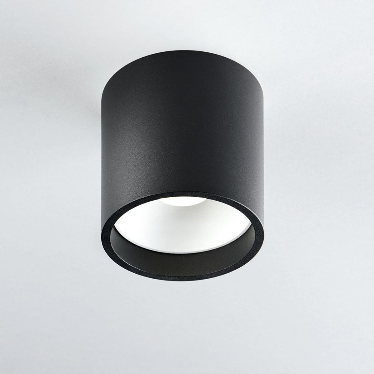 Solo 2 Round Loftlampe Sort 2700K - LIGHT-POINT