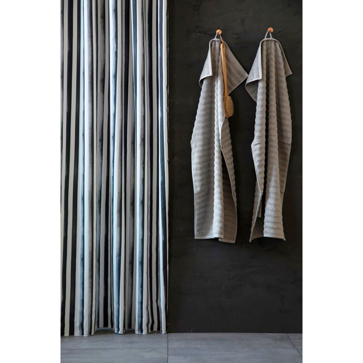 Badeforhæng Raw Stripe fra Compliments - Grey - Rynkebånd