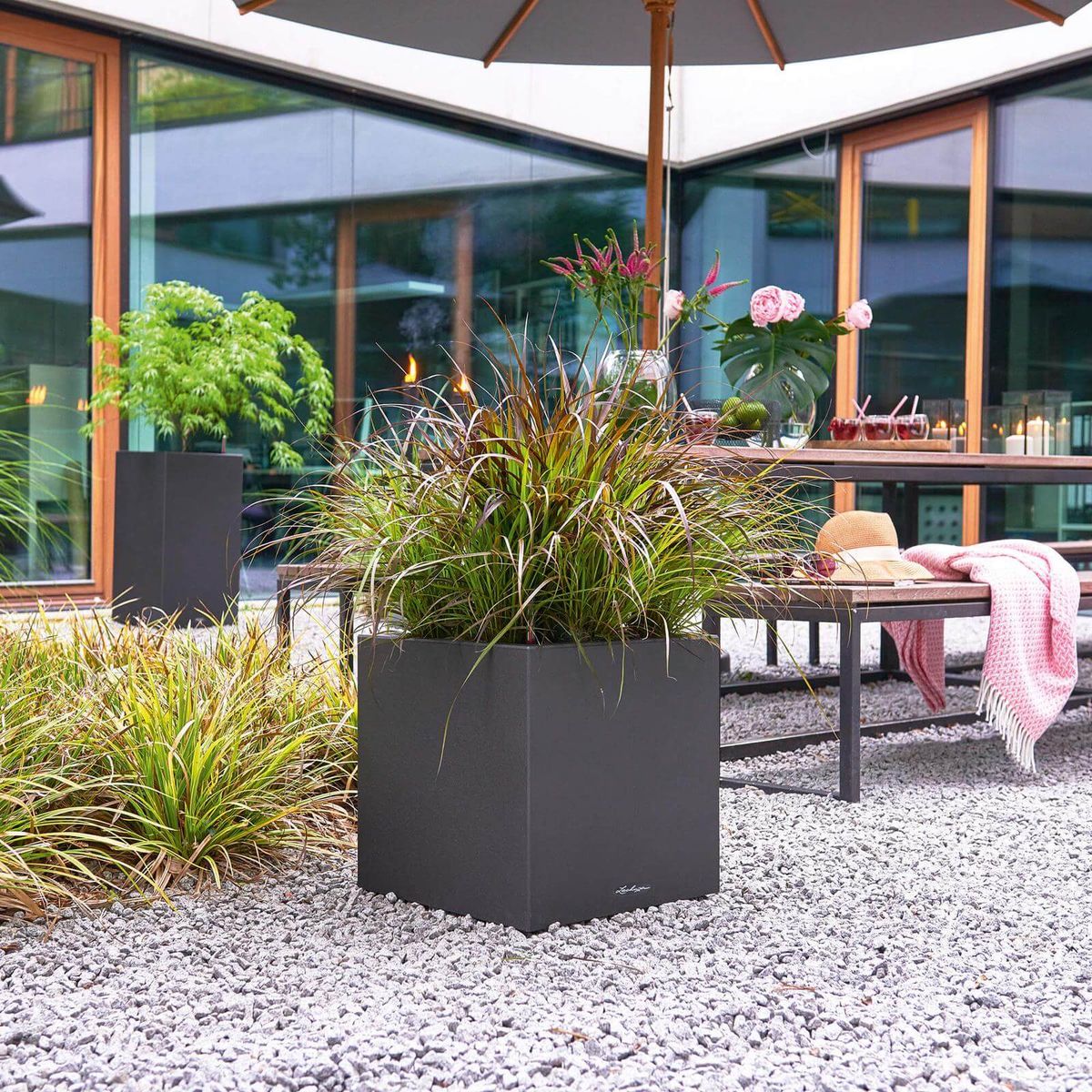 Lechuza Canto Stone Low udendørs krukke til blomster med selvvandingssytem Graphite black 40 x 40 x H40 cm