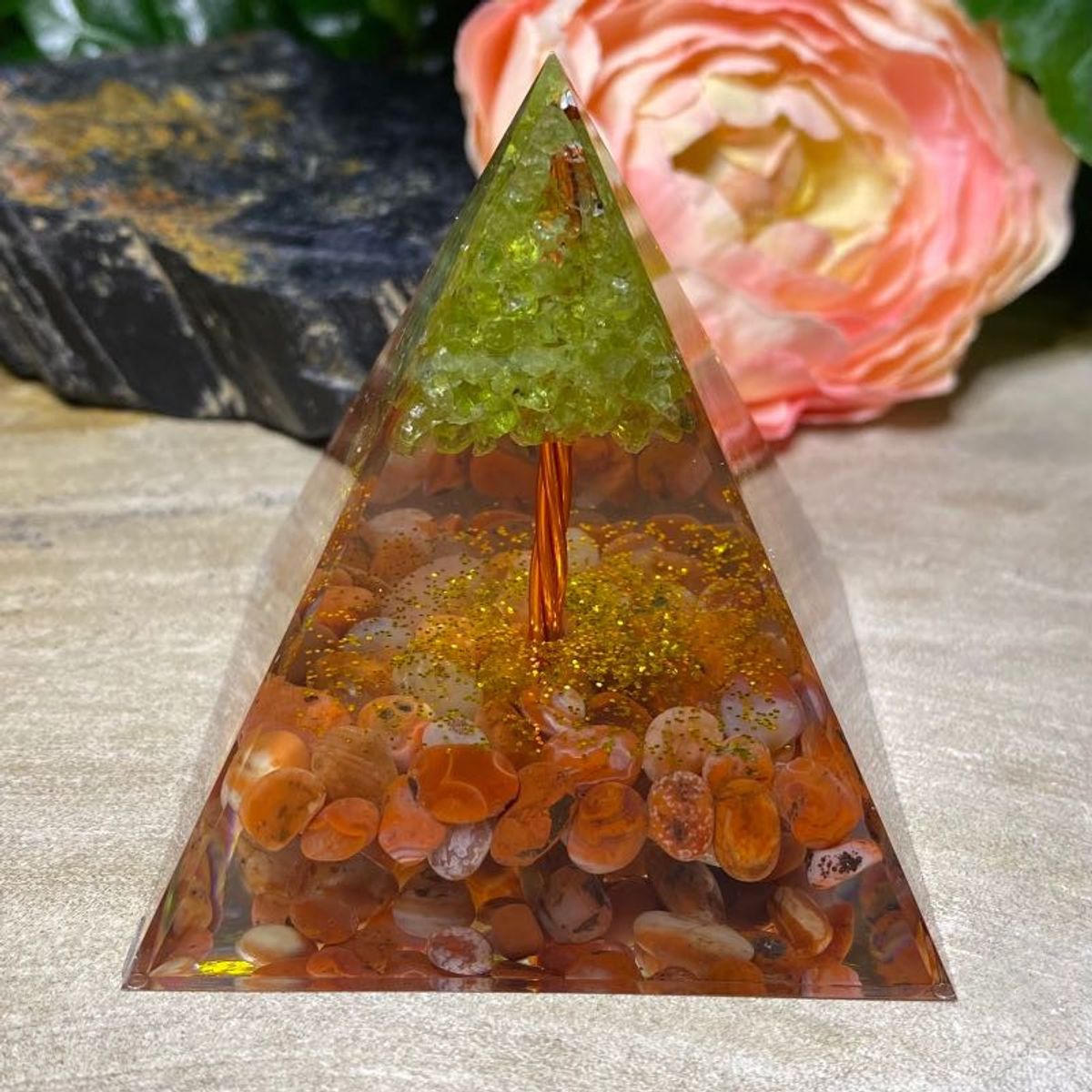 Orgone pyramide med peridot og karneol