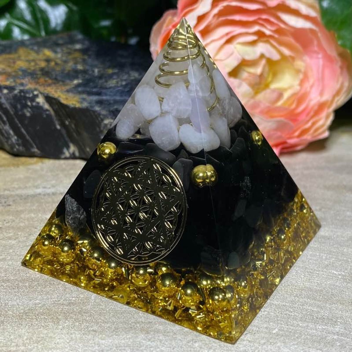 Orgone pyramide med pentagram og bjergkrystal/obsidian