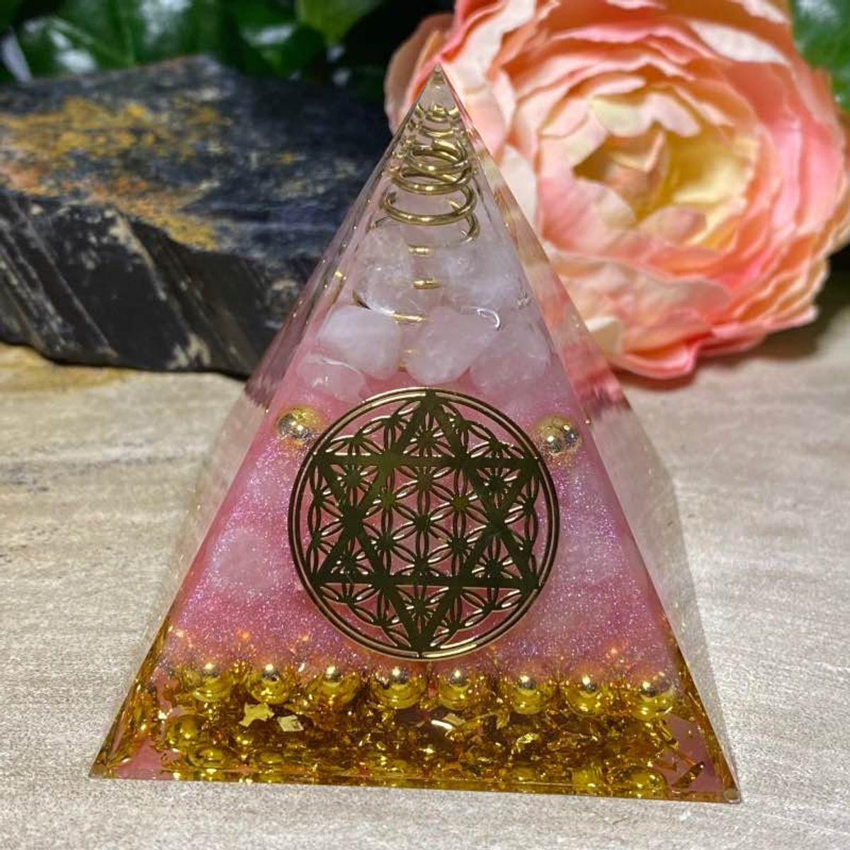 Orgone pyramide med pentagram og bjergkrystal