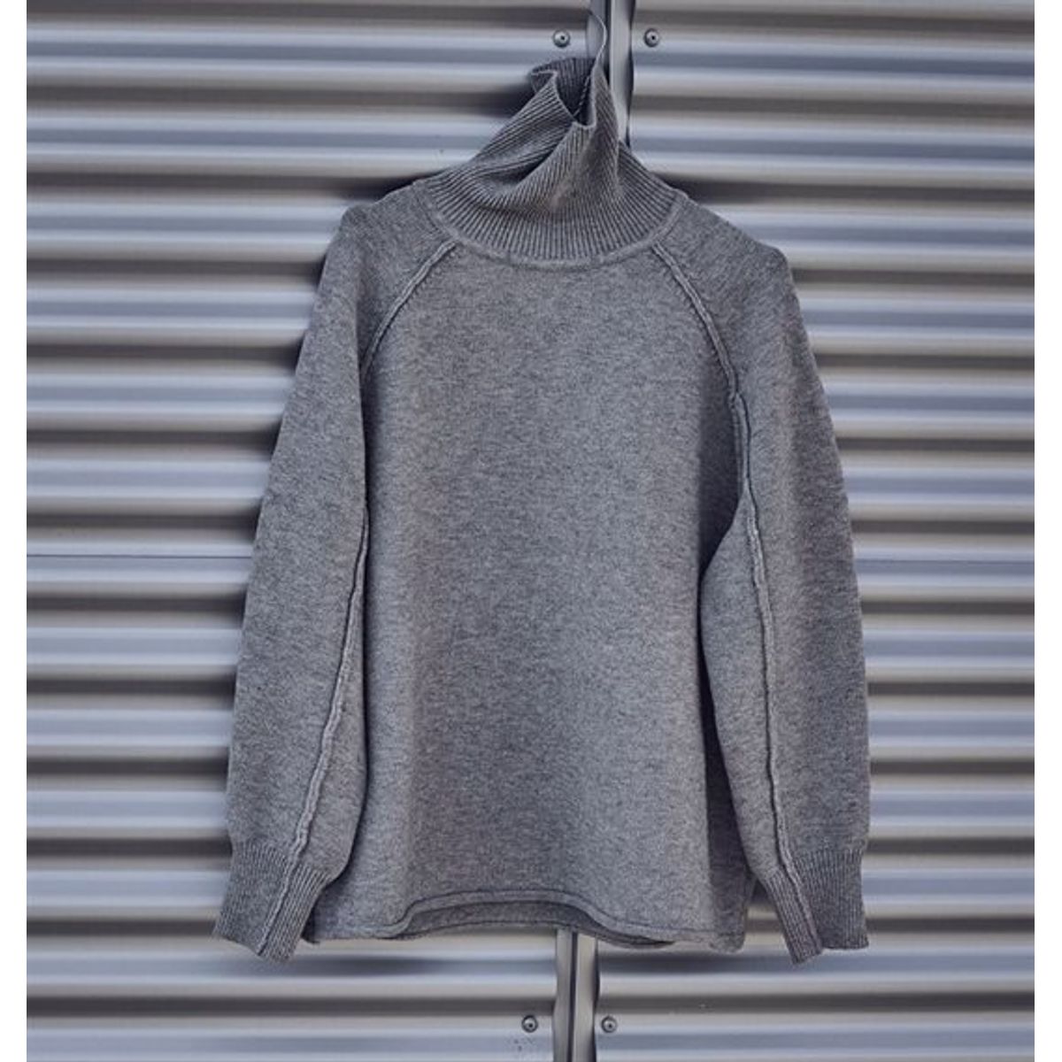 Haute L ' Amité - Premiere Reverse Roll Neck - Mid Grey